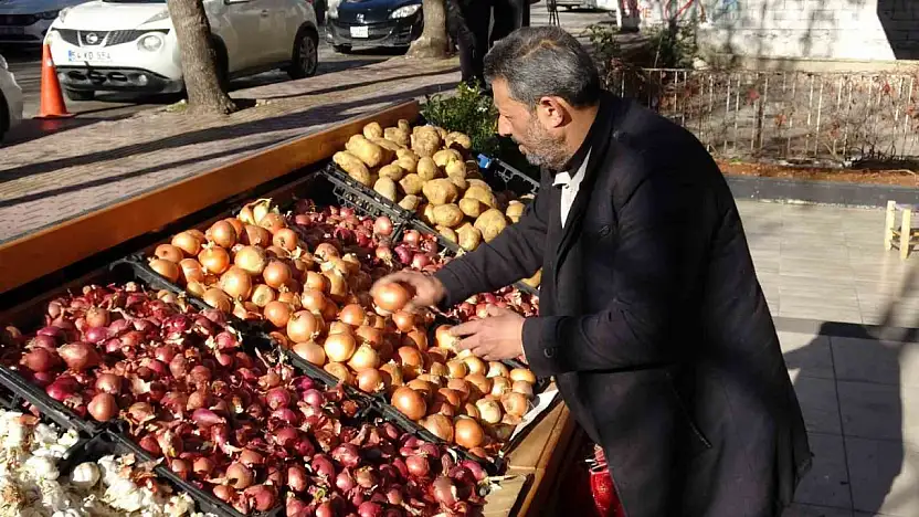 Gaziantep'te gençlerden duygulandıran örnek davranış: Soğan aldılar, parasını kameraya gösterip bıraktılar