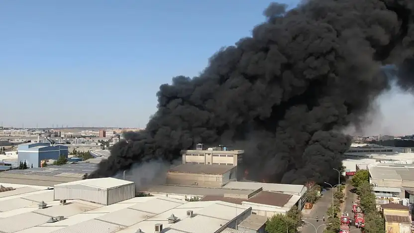Gaziantep'te geri dönüşüm fabrikasındaki yangın havadan görüntülendi