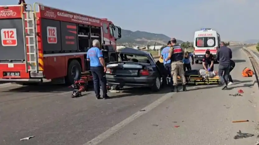 Gaziantep'te iki otomobil çarpıştı: 1 ölü, 2 yaralı