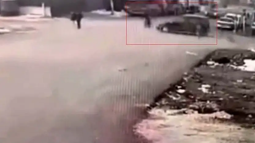 Gaziantep'te ilginç kaza: Hafif ticari araç motosiklete, motosiklet yayaya çarptı