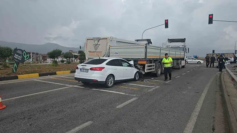 Gaziantep'te ışıkta bekleyen tıra çarpan otomobilin sürücüsü yaralandı