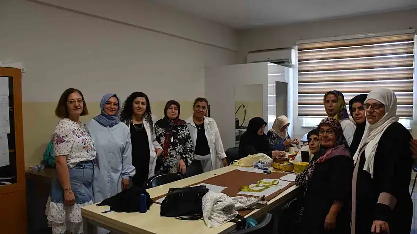 Gaziantep'te kadınlar kendi diktikleri kıyafetleri giyiyor