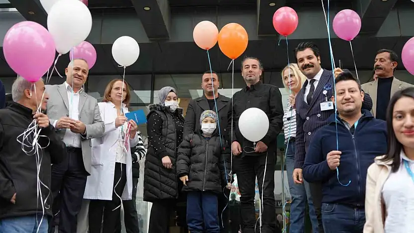 Gaziantep'te kanseri yenen Melih Tuğra için gökyüzüne balonlar bırakıldı