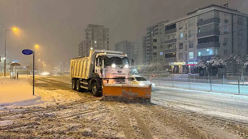 Gaziantep'te karla mücadele çalışmaları gece boyunca sürdü