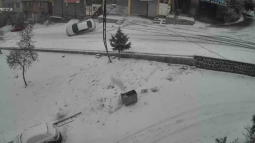 Gaziantep'te karlı yolda feci kaza: Kayan araç kaldırıma çarparak devrildi