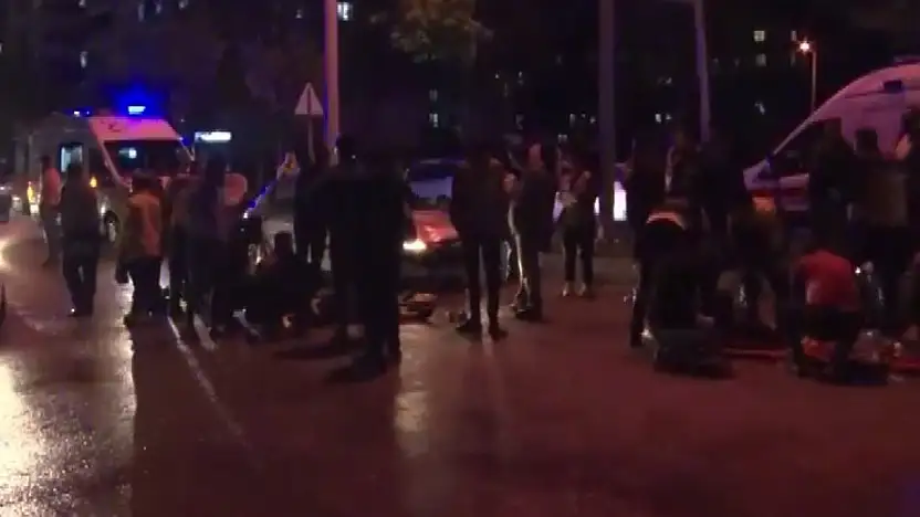 Gaziantep'te karşıya geçmeye çalışan 2 kişiye otomobil çarptı