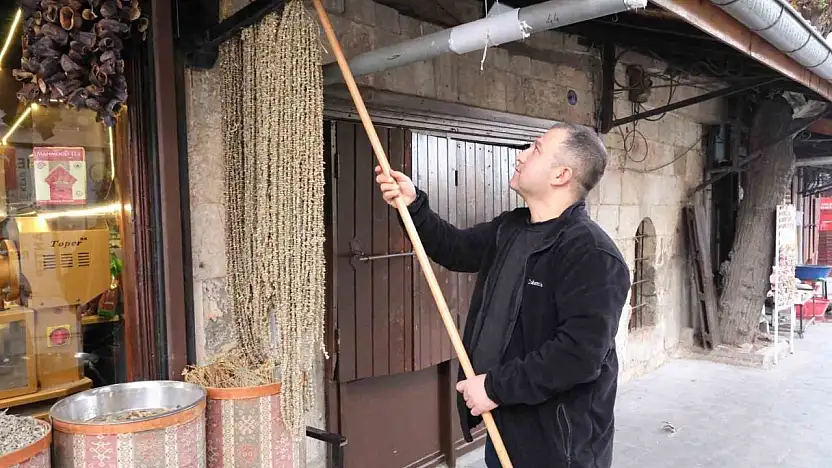 Gaziantep'te kışın vazgeçilmezi kuru bamya 2 bin TL'den tezgahta