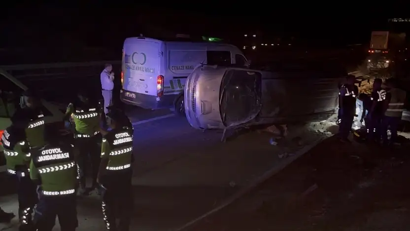 Gaziantep'te lastiği patlayan minibüs taklalar atarak devrildi: 2 ölü, 8 yaralı