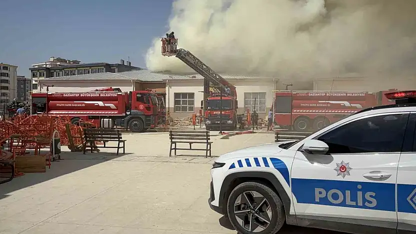 Gaziantep'te meslek lisesinin mobilya atölyesinde yangın