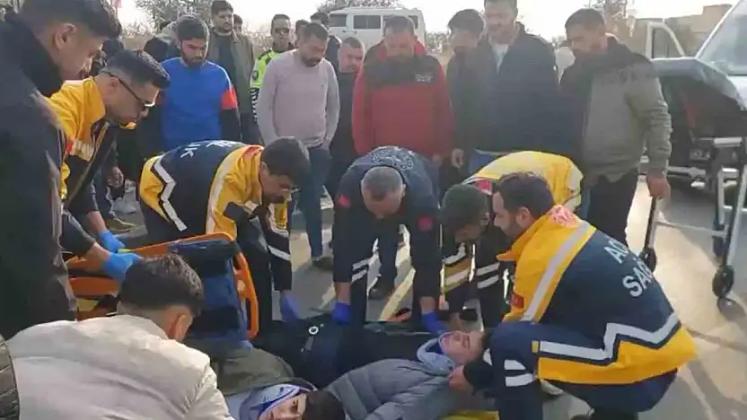 Gaziantep'te motosiklet otomobile çarptı: 2 yaralı