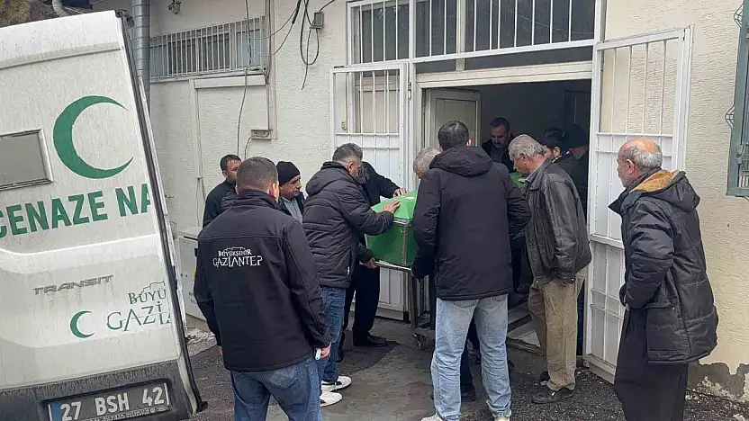 Gaziantep'te otomobil tıra arkadan çarptı: 3 kardeş hayatını kaybetti