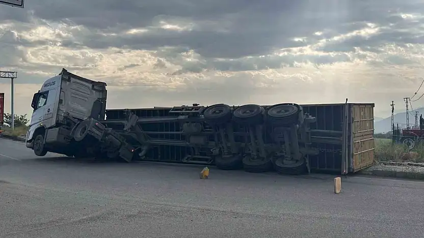 Gaziantep'te pamuk yüklü tırın dorsesi yan yattı
