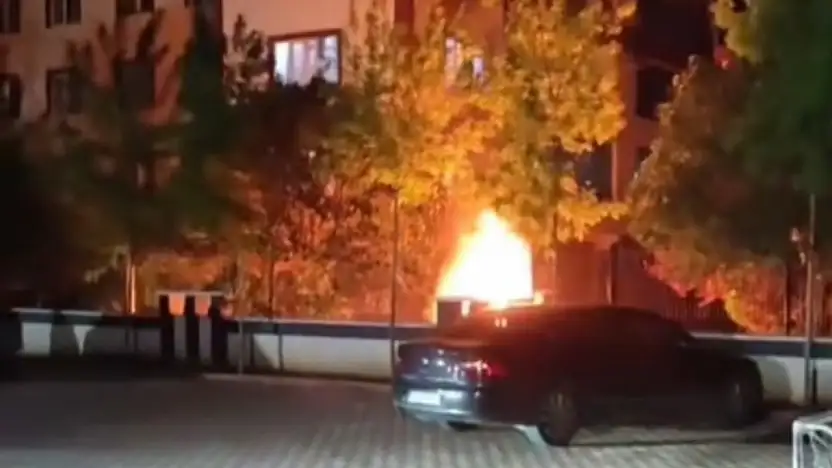 Gaziantep'te park halindeki otomobil alev topuna döndü