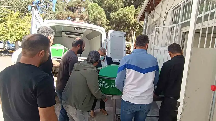 Gaziantep'te park halindeki tıra çarpan otomobildeki 3 kardeşten 2'si öldü