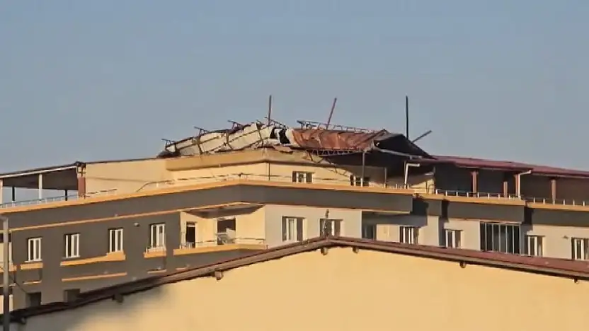 Gaziantep'te şiddetli fırtına hasarlı binanın çatısını uçurdu