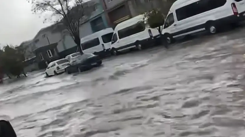 Gaziantep'te şiddetli sağanak hayatı olumsuz etkiledi