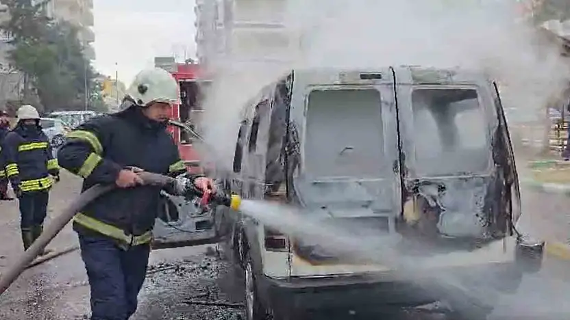 Gaziantep'te ticari araç alev alev yandı