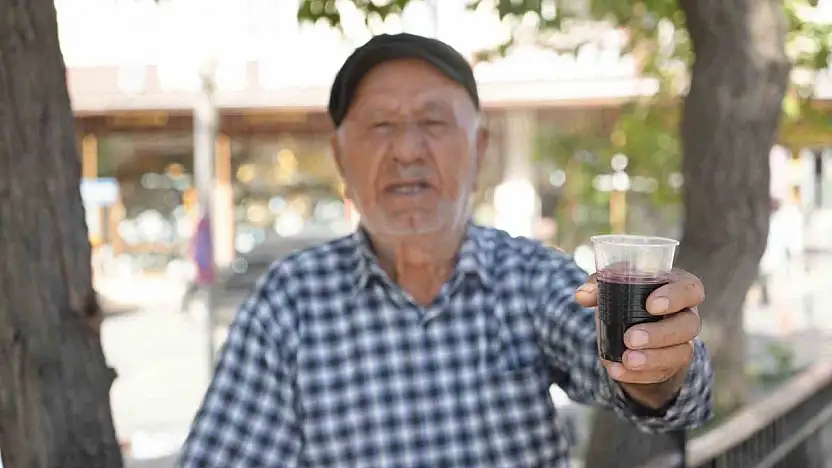 Gaziantep'te usta, 40 yıldır karadut suyu satıyor