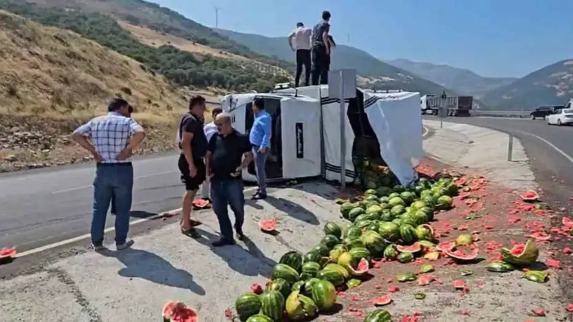 Gaziantep'te virajı alamayan karpuz yüklü kamyonet yan yattı