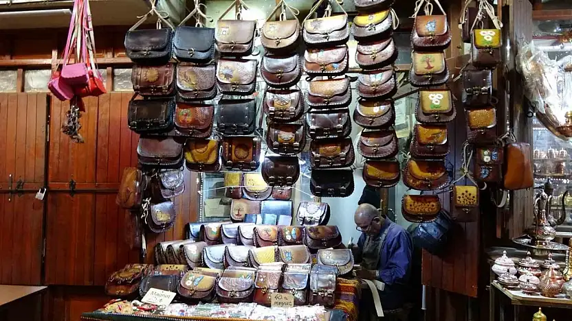Gaziantep'te yaşlı usta, 66 yıldır çanta üretiyor