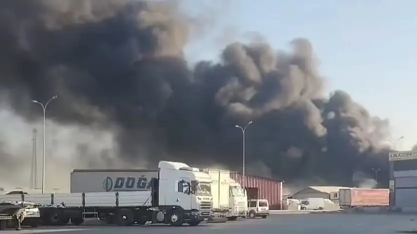 Gaziantep'te yoğun dumana neden olan lastik yangını korkuttu