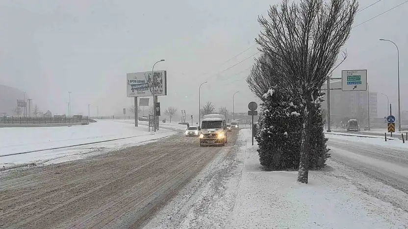 Gaziantep'te yoğun kar yağışı etkili oluyor