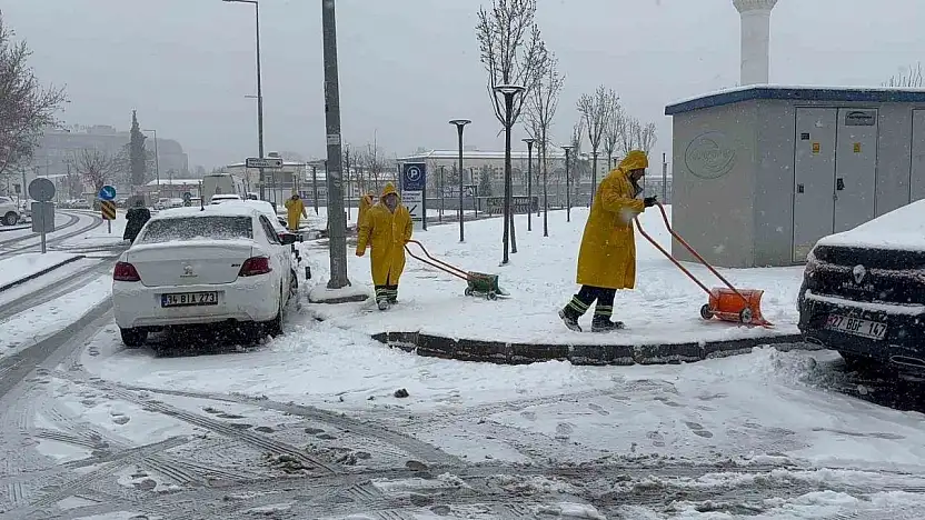 Gaziantep'te yoğun kar yağışı etkili oluyor