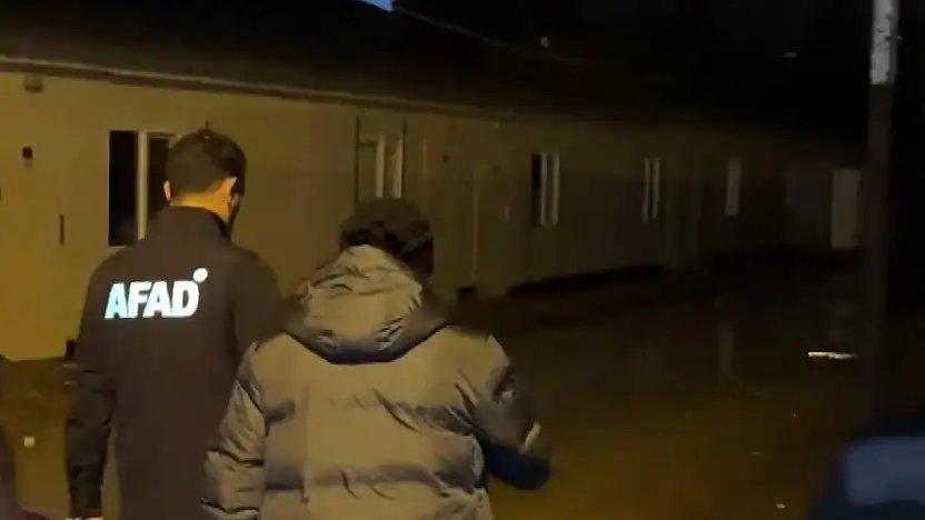 Gaziantep'te yoğun yağış sonrası geçici yaşam alanı boşaltıldı