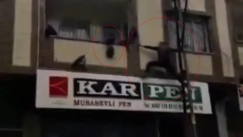 Gaziantep'te yürekleri ağza getiren an: Balkonda asılı kalan çocuğu kurtardı