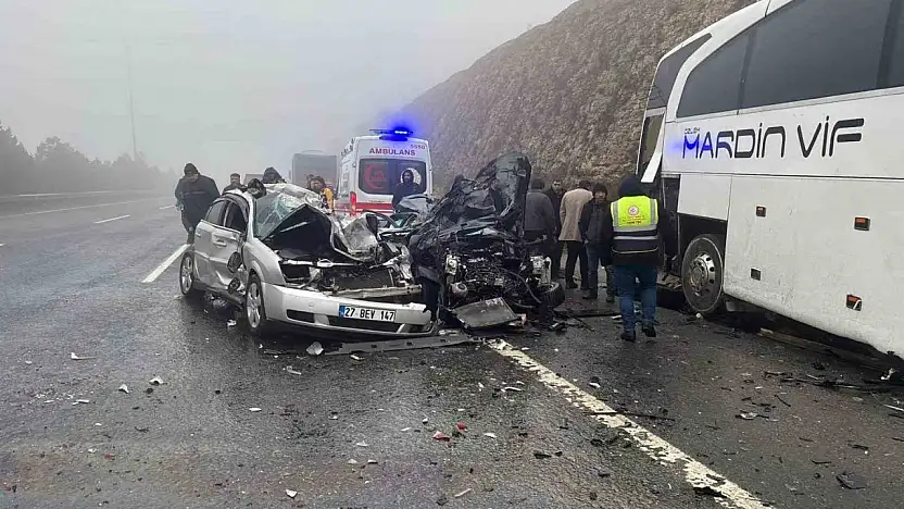 Gaziantep'te zincirleme kazada ortalık savaş alanına döndü: 2 ölü, çok sayıda yaralı