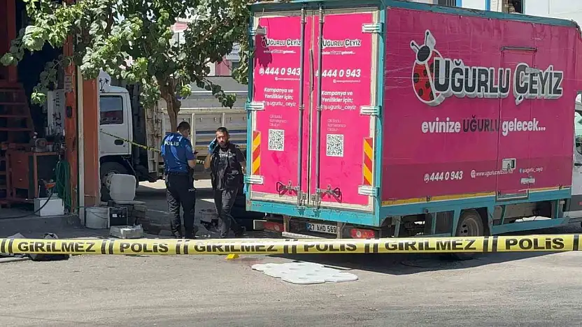 Geri manevra yapan kamyonetin altında kalan çocuk hayatını kaybetti