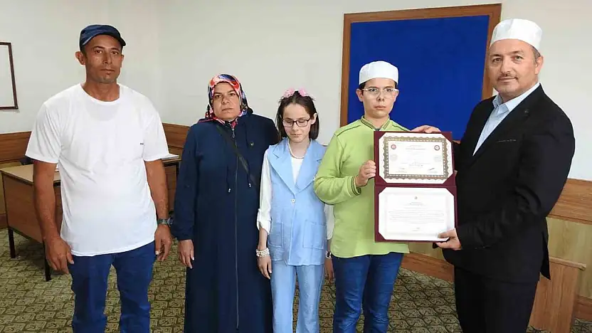 Görme engelli depremzede genç 15 ayda hafız oldu