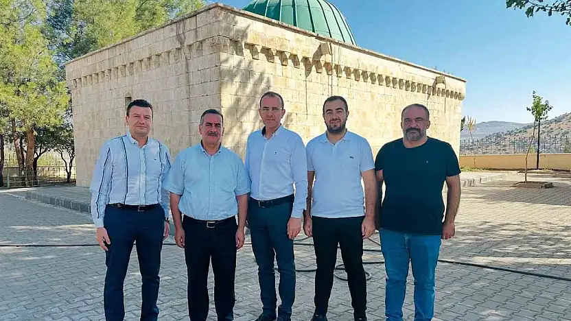 Güzel ve beraberindekiler Sa'd Bin Ebu Vakkas türbesini ziyaret etti