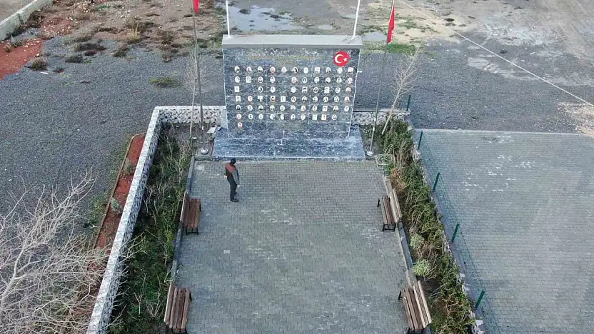 İki çocuğunu kaybeden muhtar köyüne deprem anıtı yaptırdı