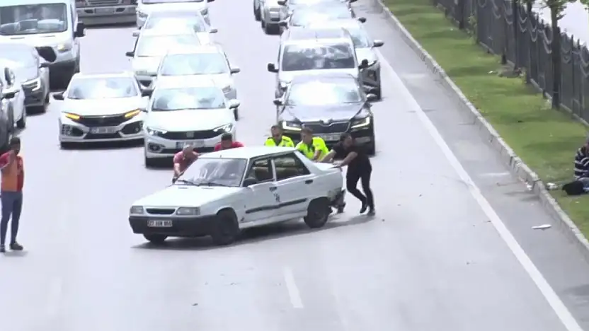 Kaza yapan otomobili polisler iterek yol kenarına çekti