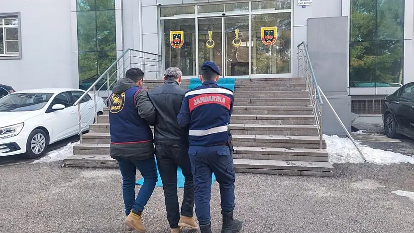Kesinleşmiş 25 yıl cezayla aranan şüpheliyi jandarma yakaladı