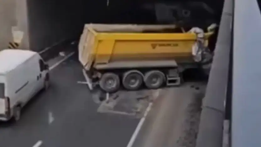 Kontrolden çıkan hafriyat kamyonu başka bir araca ve alt geçide çarptı