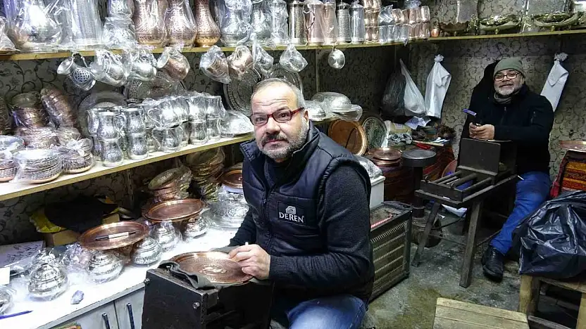 Meslektaş dayı yeğen 44 yıldır birlikte bakır işliyor