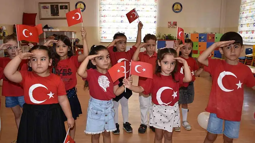 Minik öğrenciler 30 Ağustos Zafer Bayramı'nı coşkuyla kutladı