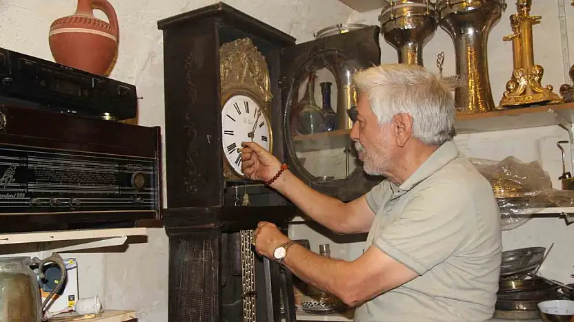 Müze gibi iş yerinde 40 yıldır biriktirdiği antikaları sergiliyor