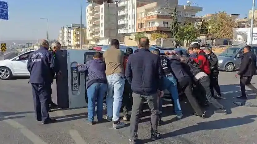 Nizip Otogar Kavşağı'nda çarpışan iki araçta maddi hasar meydana geldi