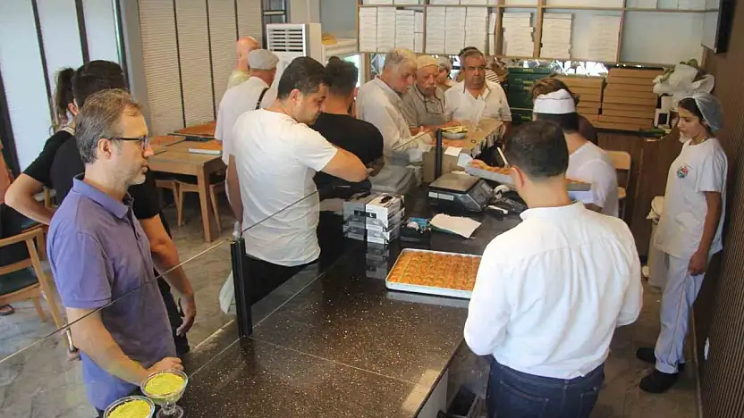 Öğrencilerin uygun fiyata ürettiği baklava için sıraya giriyorlar