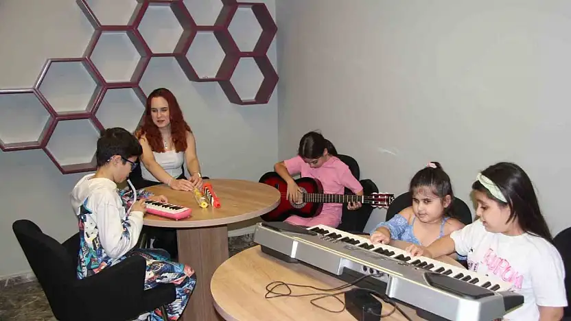 Öğrencilerinin karanlık dünyasını müzikle aydınlatıyor