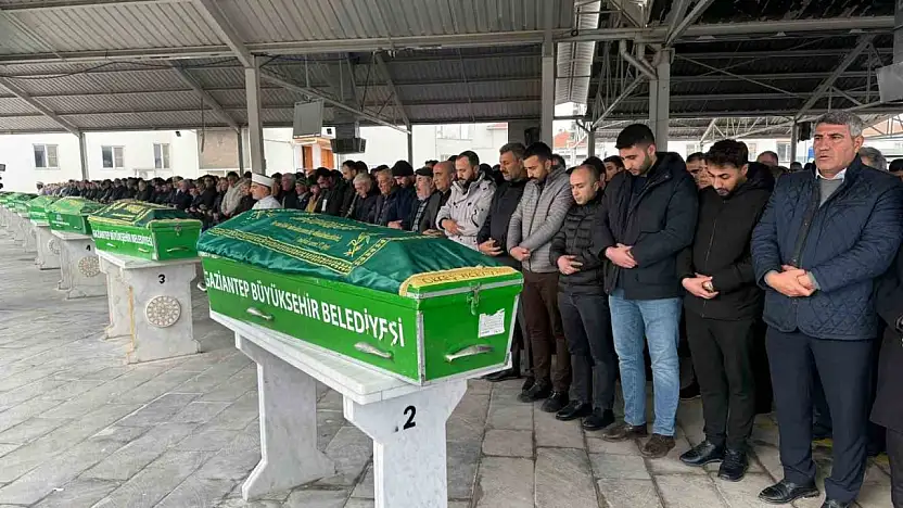 Otobüs kazasında hayatını kaybeden 3 kişi Gaziantep'te son yolculuğuna uğurlandı