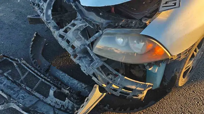 Otomobil ile kamyonet çarpıştı: 5 yaralı