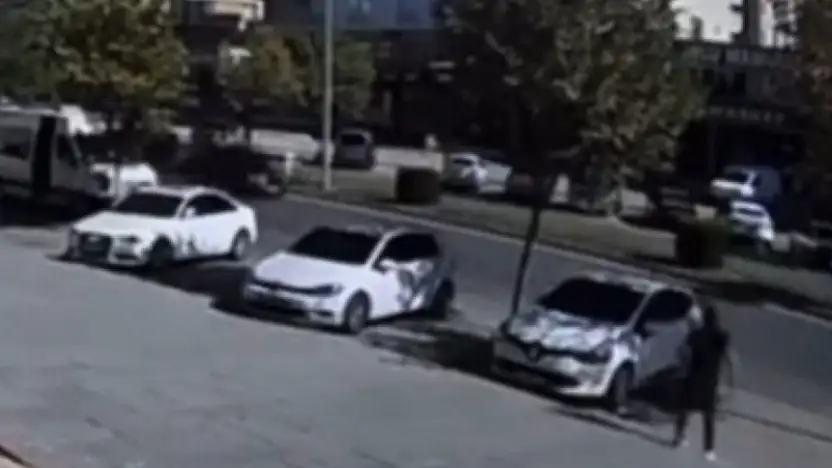 Otomobilin çarptığı 12 yaşındaki çocuk 5 günlük yaşam mücadelesini kaybetti: Feci kaza kamerada