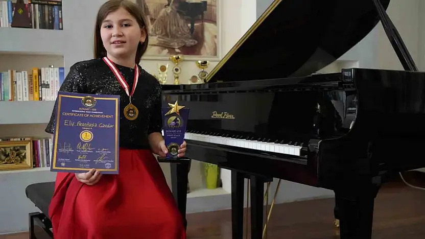 Piyanonun genç yeteneği Elif, yarışmada birinci oldu