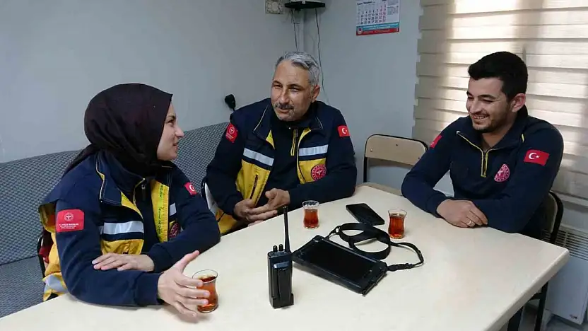 Sağlık çalışanı baba ve kızı aynı ambulansta hayat kurtarıyor