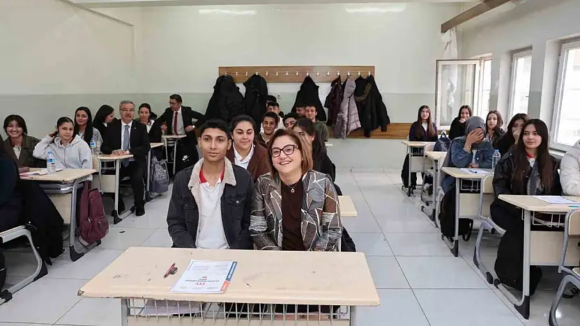 Şahin, bu yılın ilk deneme sınavında öğrencilerle bir araya geldi