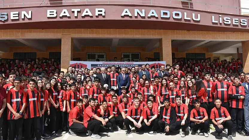 Şahinbey Belediyesi'nden, 160 bin öğrenciye Gaziantep FK forması